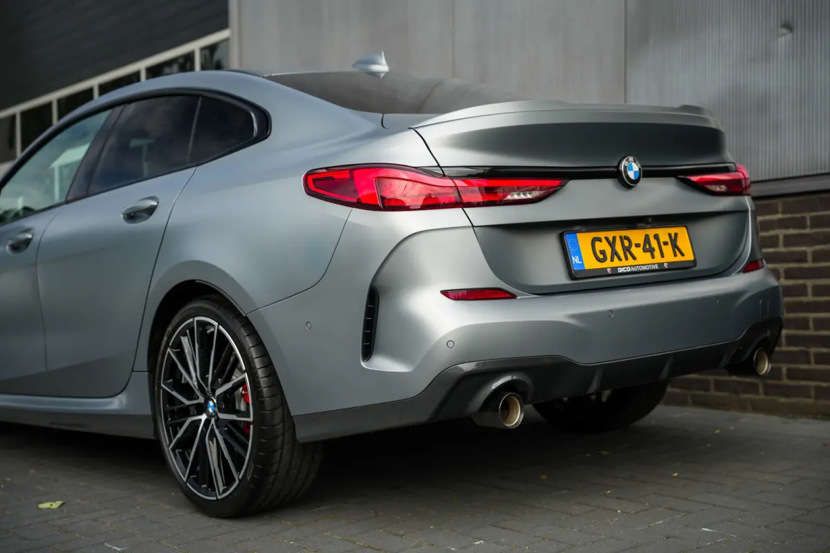 220i 179 pk M-Sportpakket / Frozen-Grey/ Pano-Dak/ Harman&Kardon/ Individual/ Keyless/ Camera/ Memory/ Adapt.Cruise/ Stoel+Stuurverw./ 19''LMV