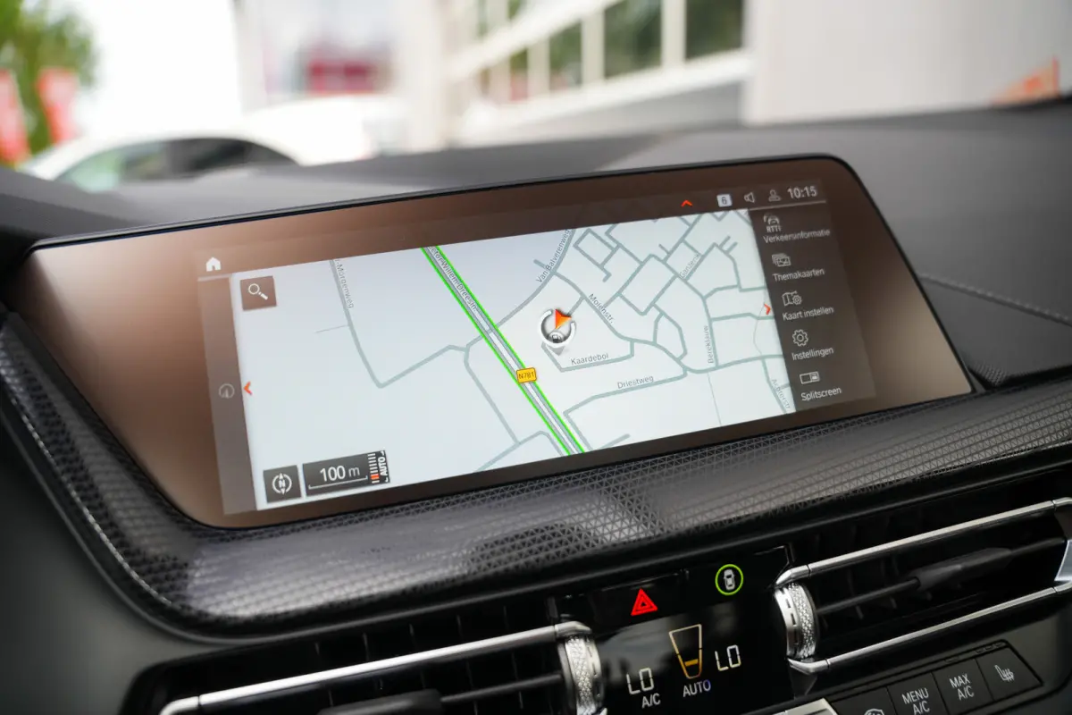 220i 179 pk M-Sportpakket / Frozen-Grey/ Pano-Dak/ Harman&Kardon/ Individual/ Keyless/ Camera/ Memory/ Adapt.Cruise/ Stoel+Stuurverw./ 19''LMV