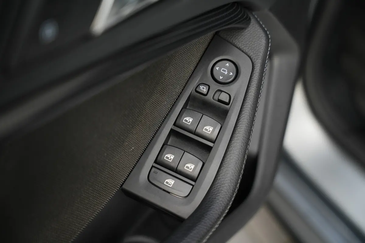 220i 179 pk M-Sportpakket / Frozen-Grey/ Pano-Dak/ Harman&Kardon/ Individual/ Keyless/ Camera/ Memory/ Adapt.Cruise/ Stoel+Stuurverw./ 19''LMV