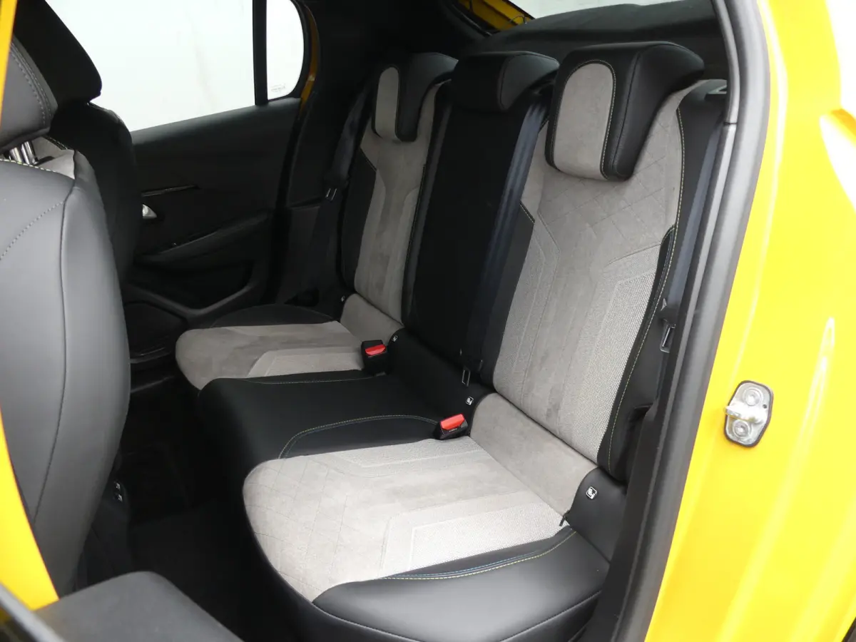 1.2 PureTech GT Pack | TREKHAAK | CAMERA | ADAPTIVE CRUISE | DODEHOEKDETECTIE | STOELVERWARMING | PARKEERSENSOREN V+A | APPLE CARPLAY / ANDRIOD AUTO | NAVI | LMV 17" |