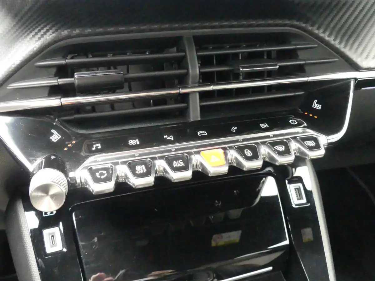 1.2 PureTech GT Pack | TREKHAAK | CAMERA | ADAPTIVE CRUISE | DODEHOEKDETECTIE | STOELVERWARMING | PARKEERSENSOREN V+A | APPLE CARPLAY / ANDRIOD AUTO | NAVI | LMV 17" |