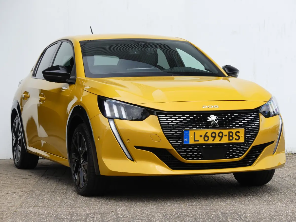 1.2 PureTech GT Pack | TREKHAAK | CAMERA | ADAPTIVE CRUISE | DODEHOEKDETECTIE | STOELVERWARMING | PARKEERSENSOREN V+A | APPLE CARPLAY / ANDRIOD AUTO | NAVI | LMV 17" |