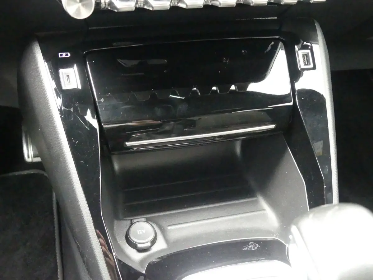1.2 PureTech GT Pack | TREKHAAK | CAMERA | ADAPTIVE CRUISE | DODEHOEKDETECTIE | STOELVERWARMING | PARKEERSENSOREN V+A | APPLE CARPLAY / ANDRIOD AUTO | NAVI | LMV 17" |