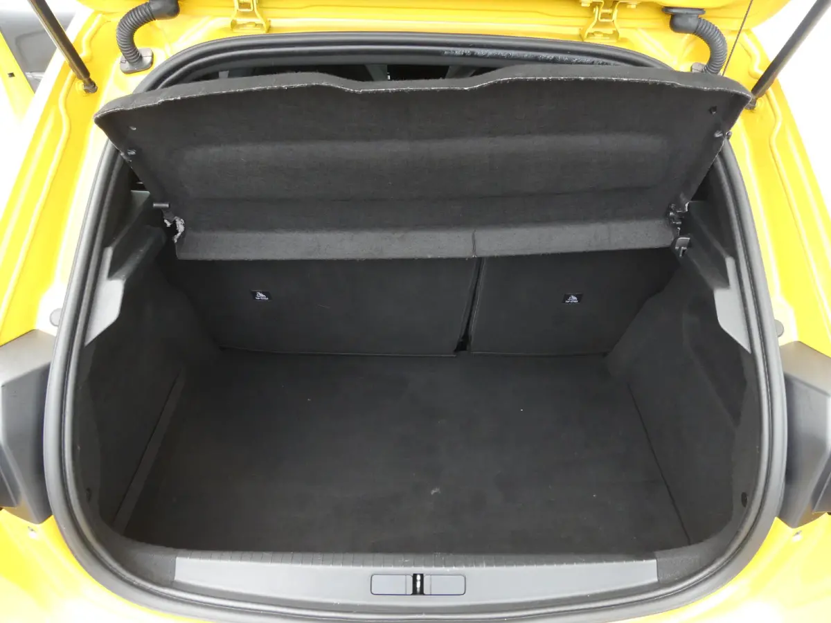 1.2 PureTech GT Pack | TREKHAAK | CAMERA | ADAPTIVE CRUISE | DODEHOEKDETECTIE | STOELVERWARMING | PARKEERSENSOREN V+A | APPLE CARPLAY / ANDRIOD AUTO | NAVI | LMV 17" |