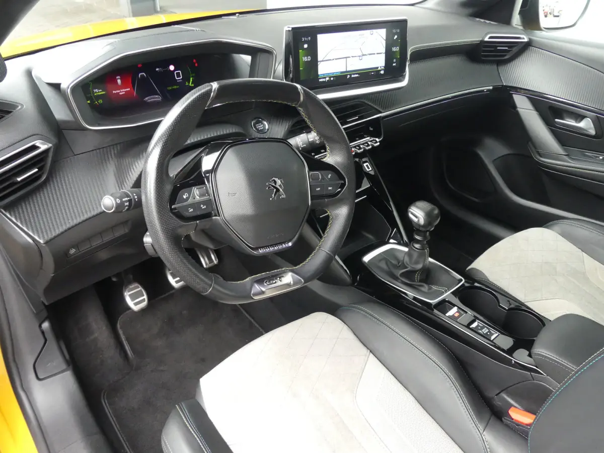 1.2 PureTech GT Pack | TREKHAAK | CAMERA | ADAPTIVE CRUISE | DODEHOEKDETECTIE | STOELVERWARMING | PARKEERSENSOREN V+A | APPLE CARPLAY / ANDRIOD AUTO | NAVI | LMV 17" |