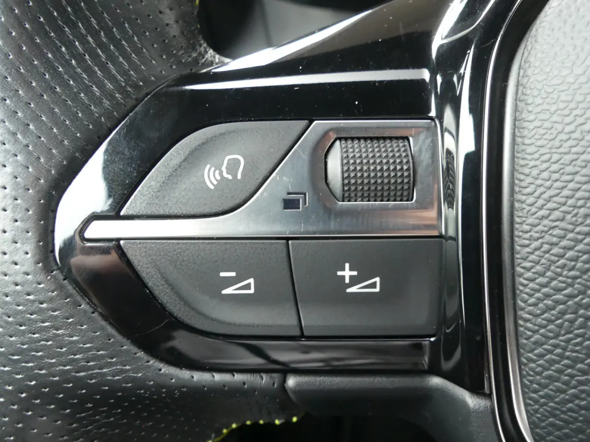 1.2 PureTech GT Pack | TREKHAAK | CAMERA | ADAPTIVE CRUISE | DODEHOEKDETECTIE | STOELVERWARMING | PARKEERSENSOREN V+A | APPLE CARPLAY / ANDRIOD AUTO | NAVI | LMV 17" |