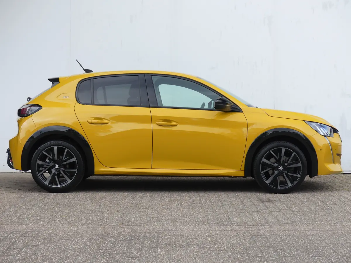 1.2 PureTech GT Pack | TREKHAAK | CAMERA | ADAPTIVE CRUISE | DODEHOEKDETECTIE | STOELVERWARMING | PARKEERSENSOREN V+A | APPLE CARPLAY / ANDRIOD AUTO | NAVI | LMV 17" |