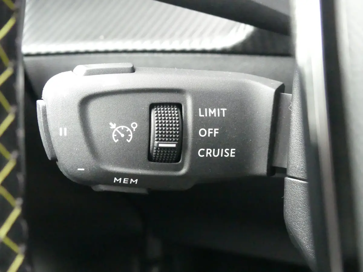1.2 PureTech GT Pack | TREKHAAK | CAMERA | ADAPTIVE CRUISE | DODEHOEKDETECTIE | STOELVERWARMING | PARKEERSENSOREN V+A | APPLE CARPLAY / ANDRIOD AUTO | NAVI | LMV 17" |