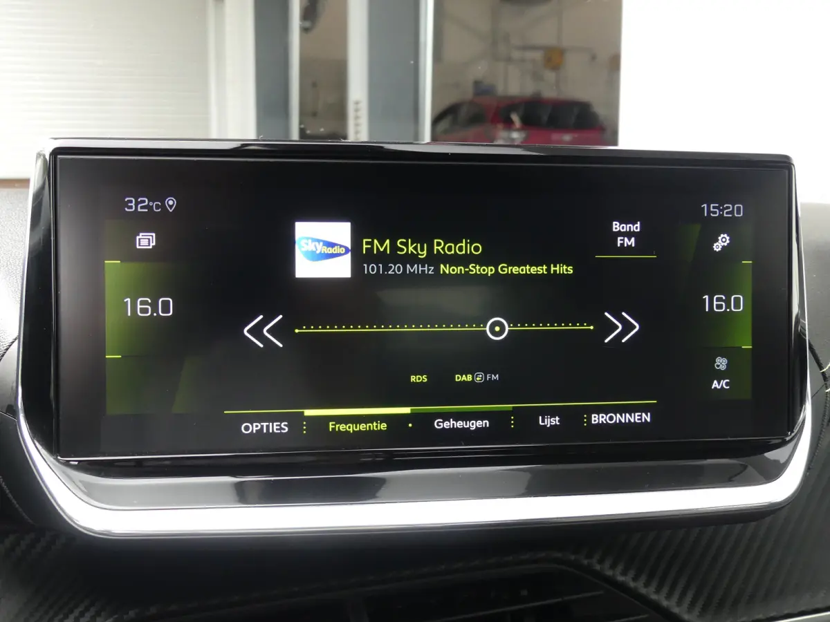 1.2 PureTech GT Pack | TREKHAAK | CAMERA | ADAPTIVE CRUISE | DODEHOEKDETECTIE | STOELVERWARMING | PARKEERSENSOREN V+A | APPLE CARPLAY / ANDRIOD AUTO | NAVI | LMV 17" |