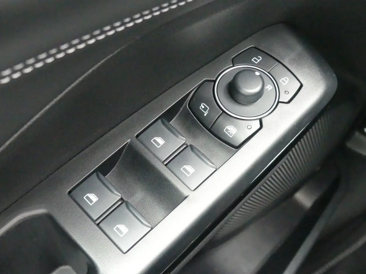 1.0 EcoBoost Titanium | TREKHAAK | CAMERA | STUUR+STOEL+VOORRUITVERWARMING | ELEKTRISCHE ACHTERKLEP | PARKEERSENSOREN | LMV 17" | NAVI |