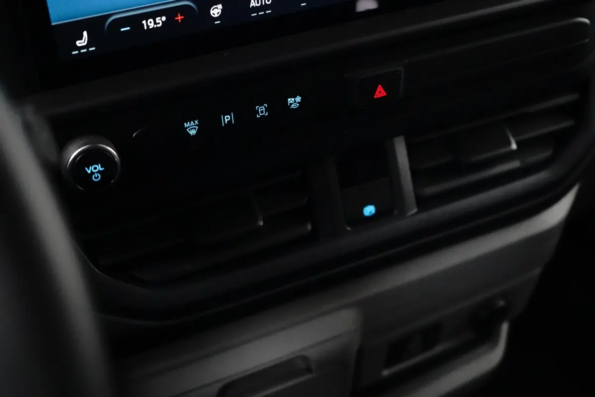 320 L1H1 Trend 71 kWh 218PK | 130km/u | Carplay | 2300kg Trekgewicht | Camera | 370km WLTP | 2 zitplaatsen rechtsvoor | Achteruitrijcamera | Bestuurdersstoel verwarmd