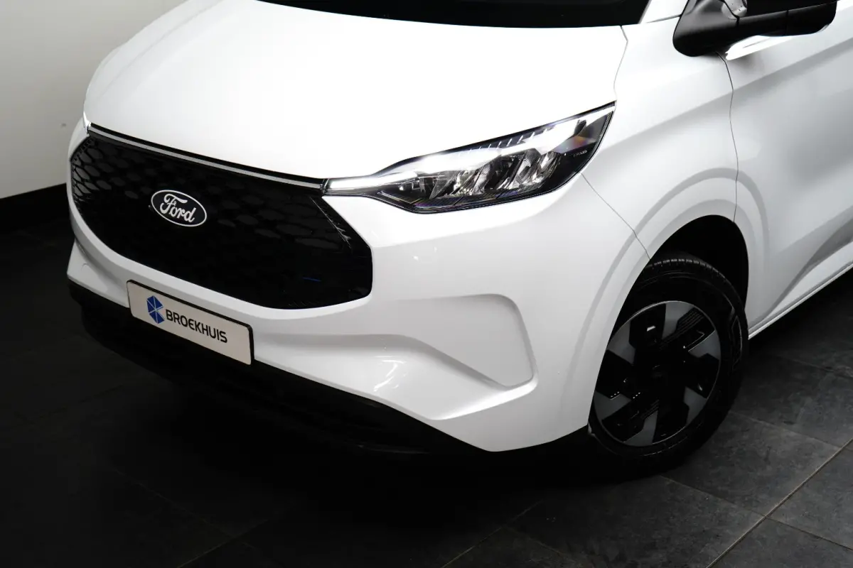 320 L1H1 Trend 71 kWh 218PK | 130km/u | Carplay | 2300kg Trekgewicht | Camera | 370km WLTP | 2 zitplaatsen rechtsvoor | Achteruitrijcamera | Bestuurdersstoel verwarmd