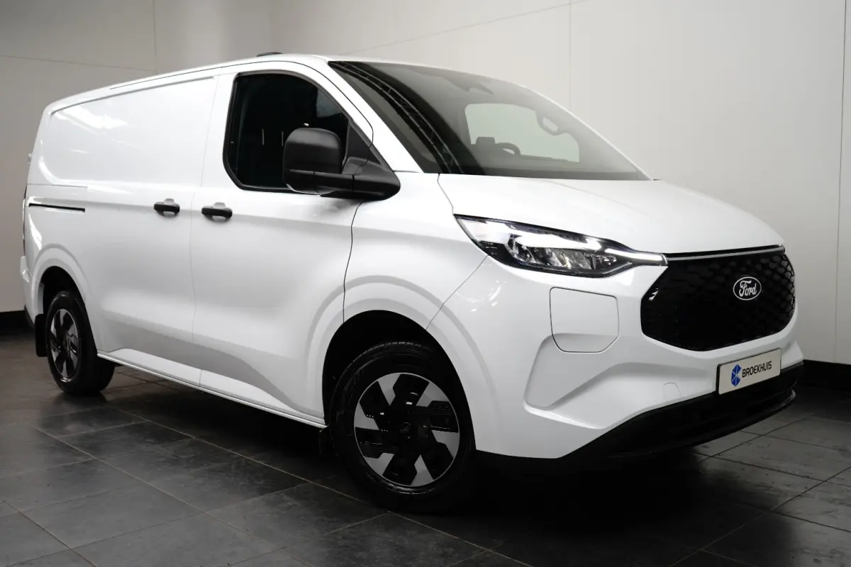 320 L1H1 Trend 71 kWh 218PK | 130km/u | Carplay | 2300kg Trekgewicht | Camera | 370km WLTP | 2 zitplaatsen rechtsvoor | Achteruitrijcamera | Bestuurdersstoel verwarmd
