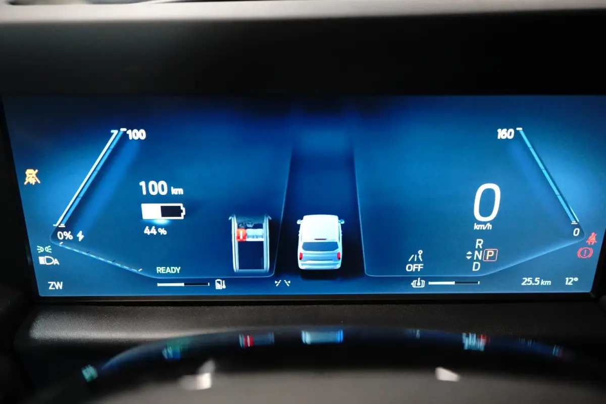 320 L1H1 Trend 71 kWh 218PK | 130km/u | Carplay | 2300kg Trekgewicht | Camera | 370km WLTP | 2 zitplaatsen rechtsvoor | Achteruitrijcamera | Bestuurdersstoel verwarmd