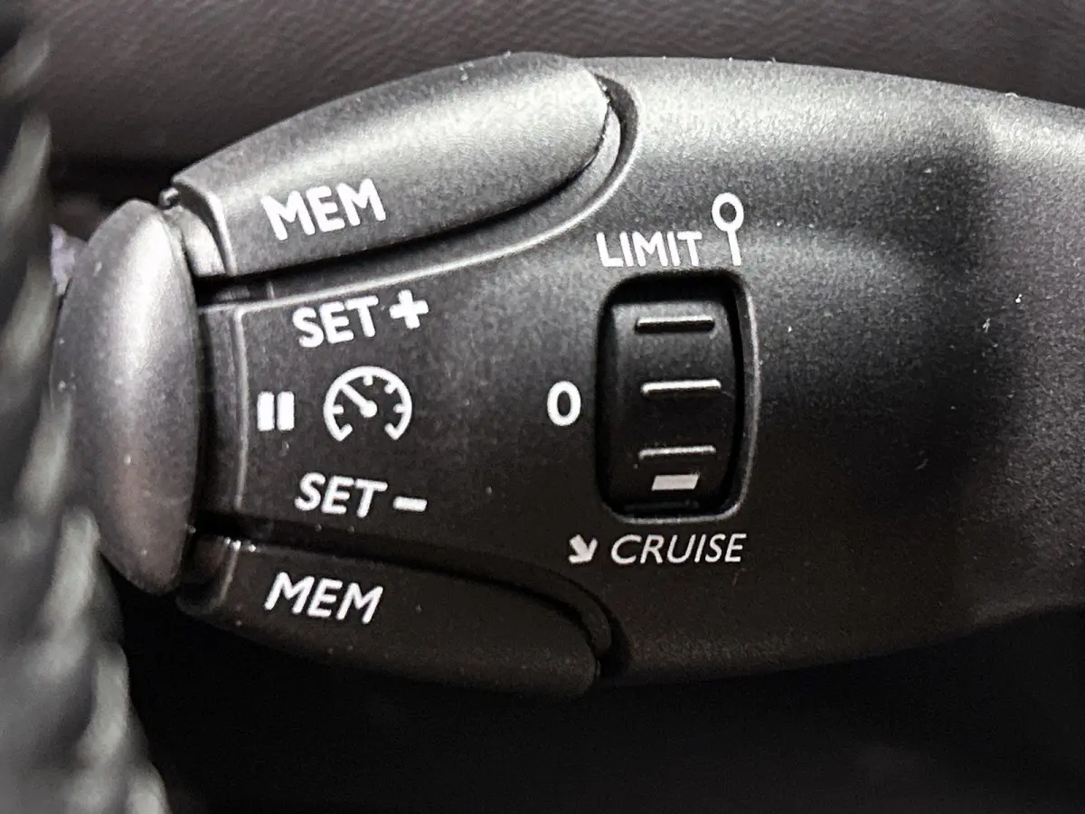 100pk Active Pack | 1ste eigenaar | Parkeersensoren | Navigatie | LED lampen | 16"LMV | Airco