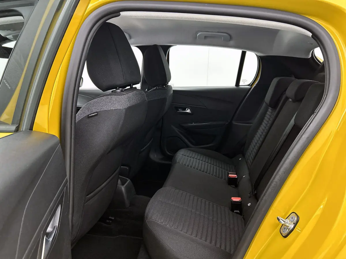 100pk Active Pack | 1ste eigenaar | Parkeersensoren | Navigatie | LED lampen | 16"LMV | Airco