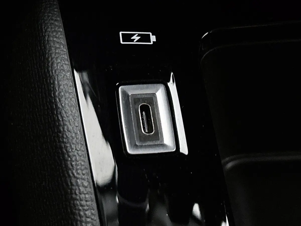 100pk Active Pack | 1ste eigenaar | Parkeersensoren | Navigatie | LED lampen | 16"LMV | Airco