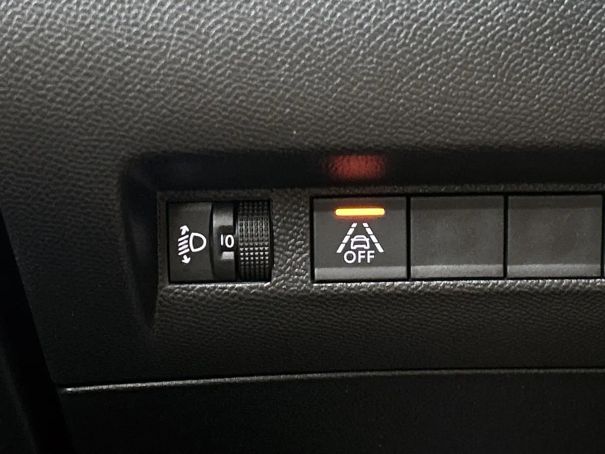 100pk Active Pack | 1ste eigenaar | Parkeersensoren | Navigatie | LED lampen | 16"LMV | Airco