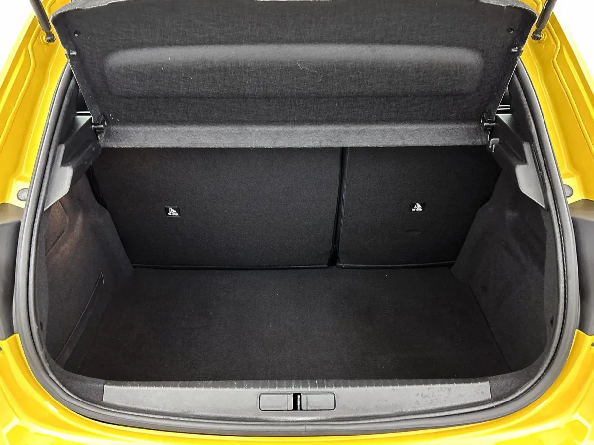 100pk Active Pack | 1ste eigenaar | Parkeersensoren | Navigatie | LED lampen | 16"LMV | Airco