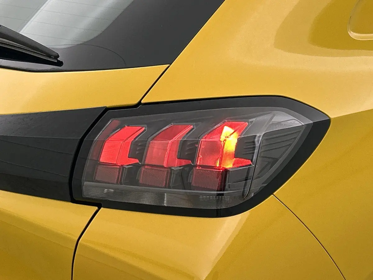 100pk Active Pack | 1ste eigenaar | Parkeersensoren | Navigatie | LED lampen | 16"LMV | Airco
