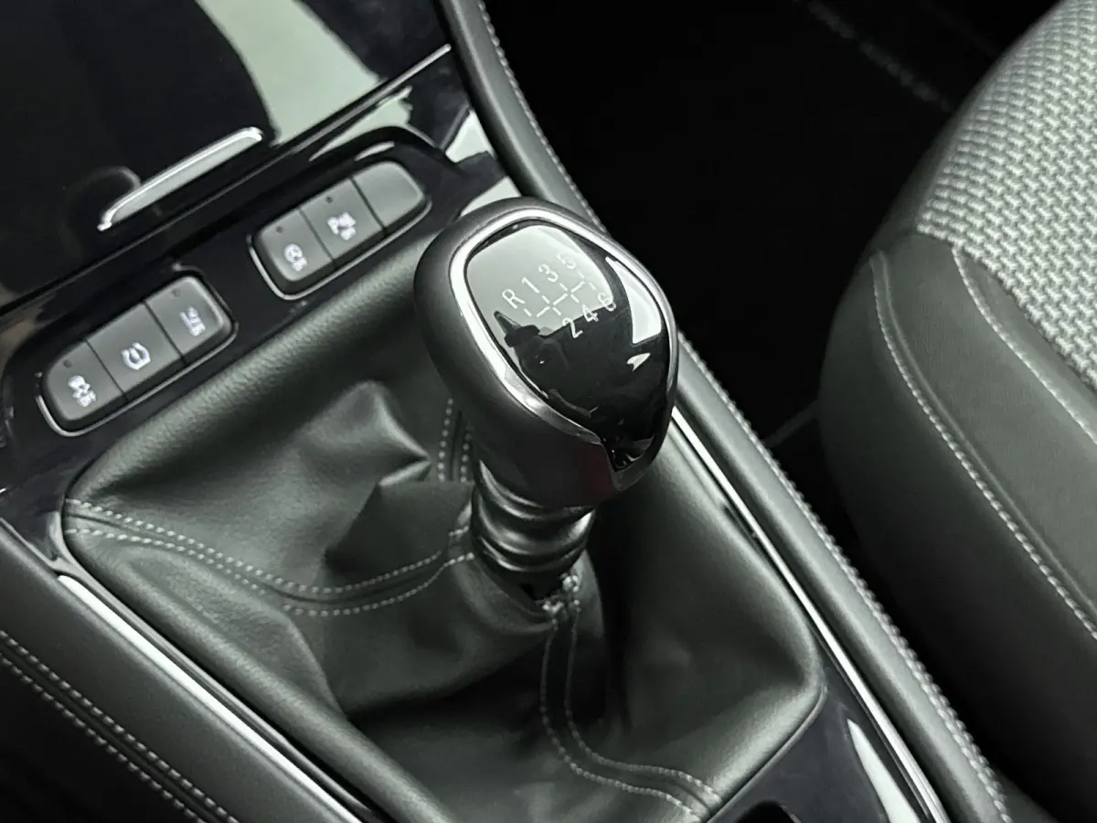 1.2 130pk Online Edition | Trekhaak | Lichtmetalen velgen | Climate control | Parkeersensoren | Cruise control |