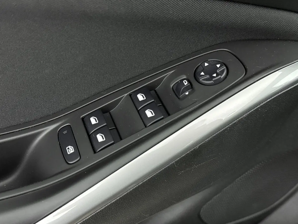 1.2 130pk Online Edition | Trekhaak | Lichtmetalen velgen | Climate control | Parkeersensoren | Cruise control |