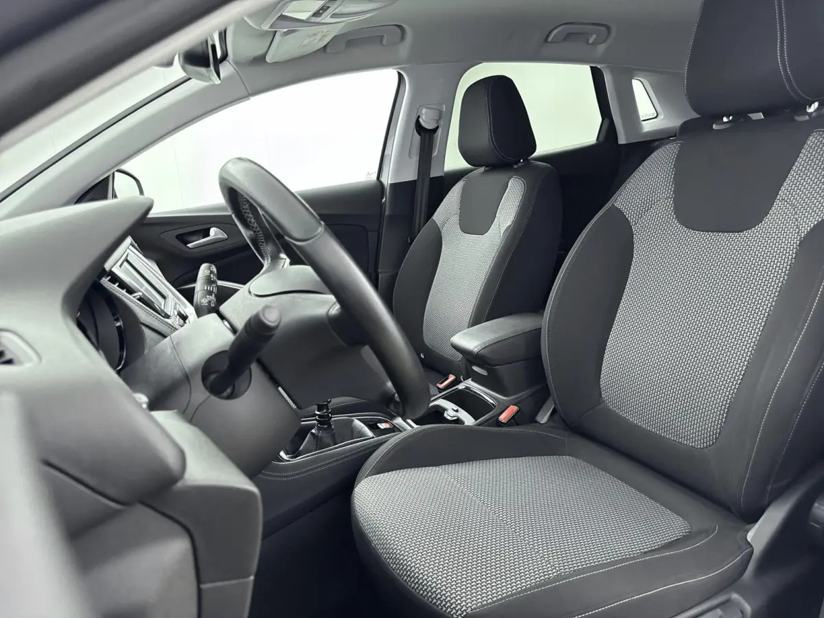 1.2 130pk Online Edition | Trekhaak | Lichtmetalen velgen | Climate control | Parkeersensoren | Cruise control |