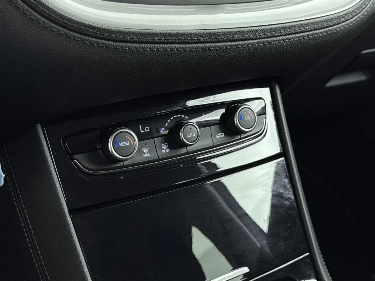 1.2 130pk Online Edition | Trekhaak | Lichtmetalen velgen | Climate control | Parkeersensoren | Cruise control |