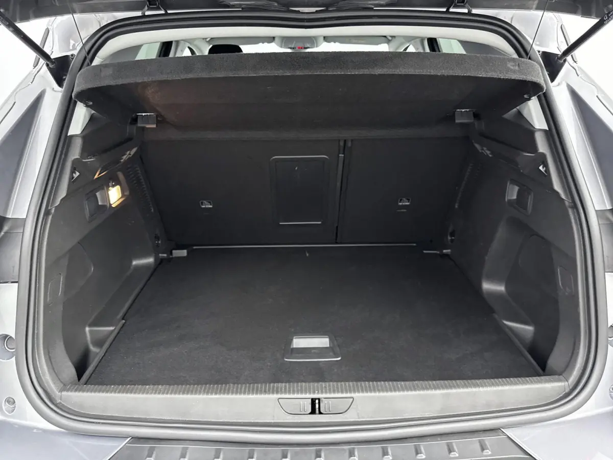 1.2 130pk Online Edition | Trekhaak | Lichtmetalen velgen | Climate control | Parkeersensoren | Cruise control |
