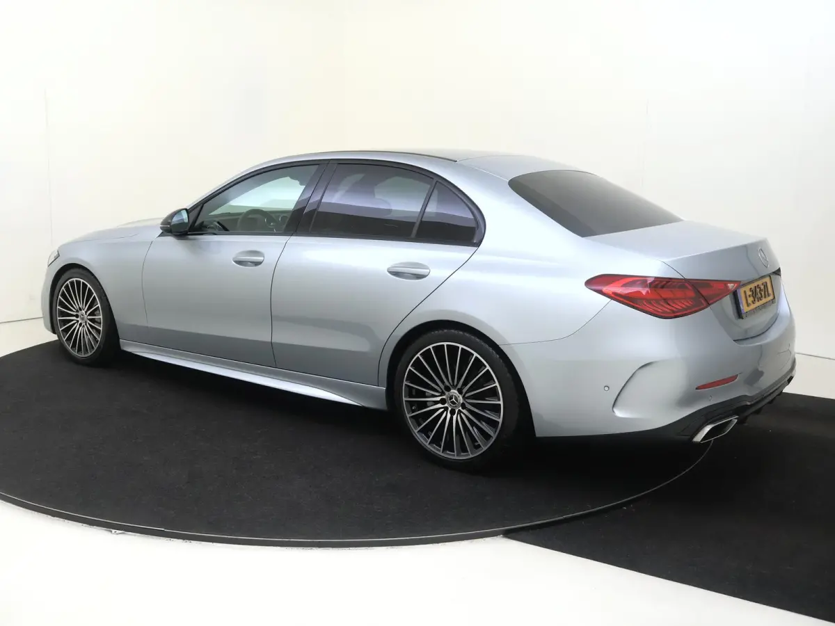 180 AMG Line / Achteruitrijcamera / Stoelverwarming / Night-Pakket / Multispaaks-Velgen /
