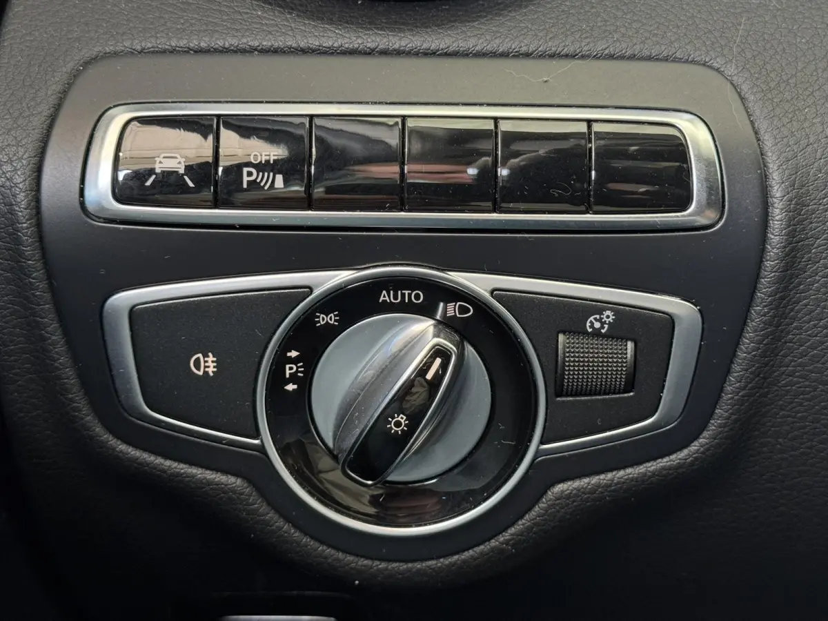 C180 Prestige Automaat | Nieuwe APK! | Navigatie | LED Verlichting | Dode Hoek Detectie | Panorama schuif/Kanteldak, Elektrisch | Stoelverwarming | PDC | Automatische Airco | 17"Lmv | Halfle