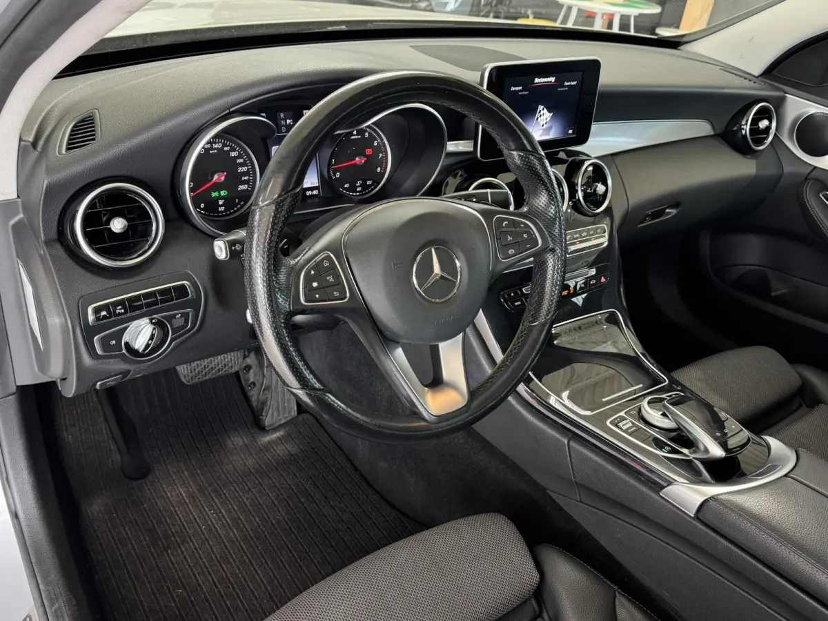 C180 Prestige Automaat | Nieuwe APK! | Navigatie | LED Verlichting | Dode Hoek Detectie | Panorama schuif/Kanteldak, Elektrisch | Stoelverwarming | PDC | Automatische Airco | 17"Lmv | Halfle