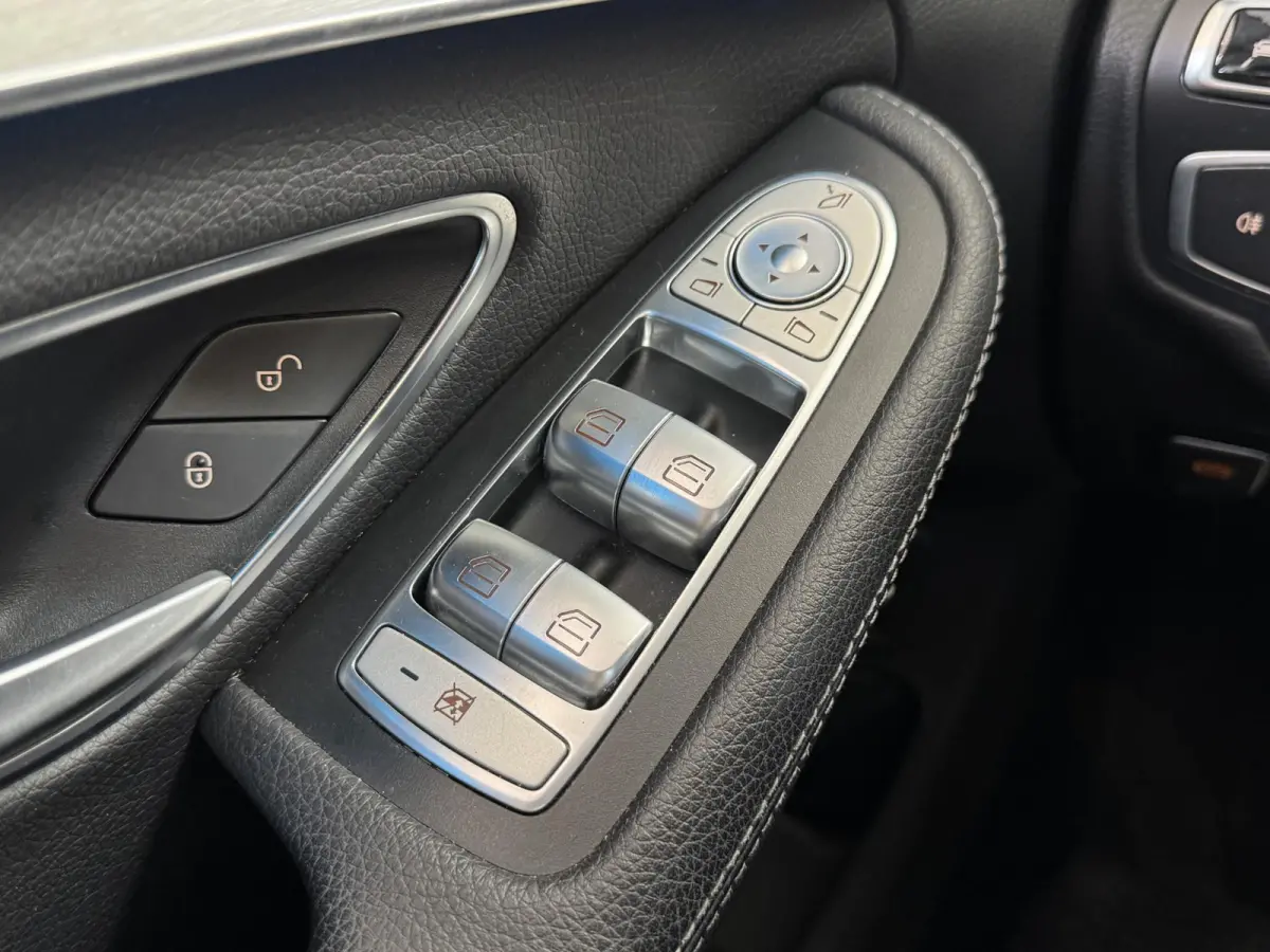 C180 Prestige Automaat | Nieuwe APK! | Navigatie | LED Verlichting | Dode Hoek Detectie | Panorama schuif/Kanteldak, Elektrisch | Stoelverwarming | PDC | Automatische Airco | 17"Lmv | Halfle