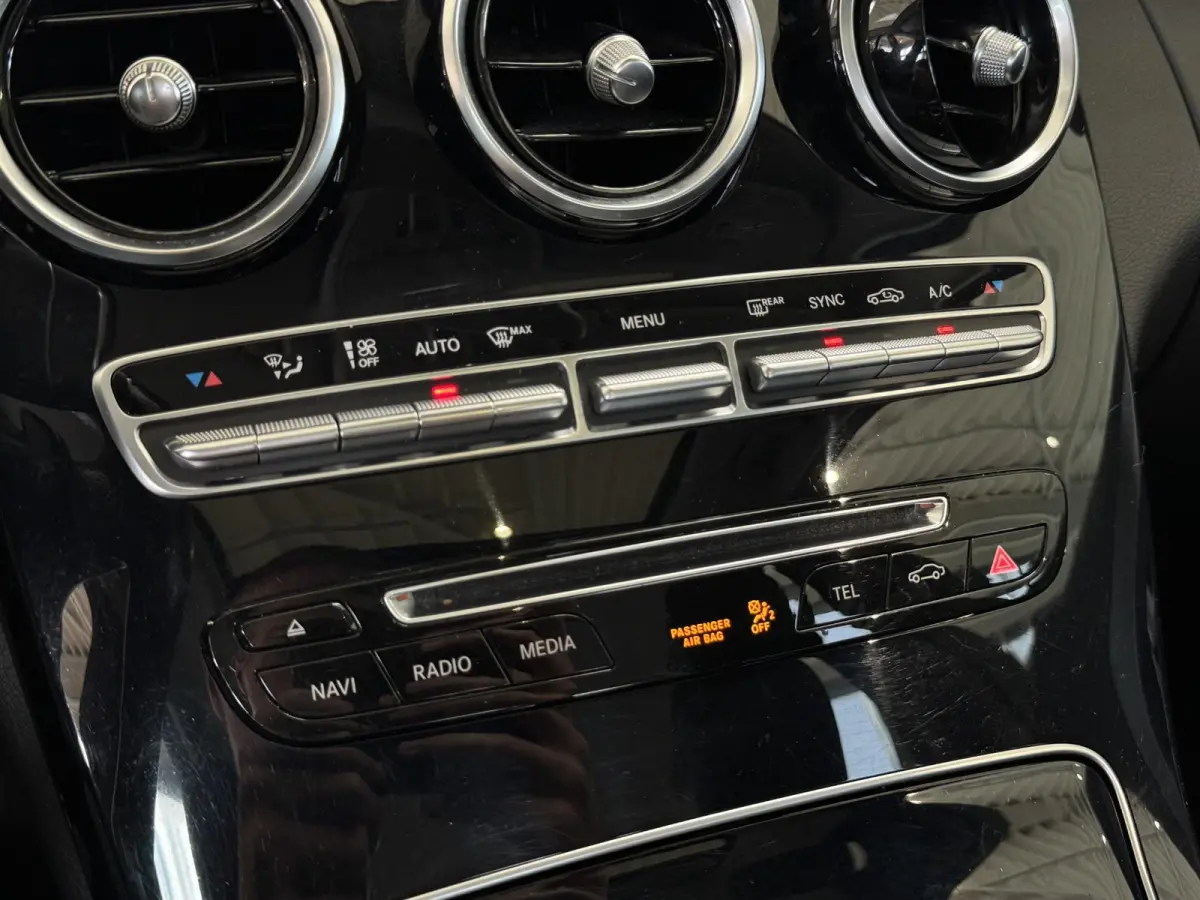 C180 Prestige Automaat | Nieuwe APK! | Navigatie | LED Verlichting | Dode Hoek Detectie | Panorama schuif/Kanteldak, Elektrisch | Stoelverwarming | PDC | Automatische Airco | 17"Lmv | Halfle