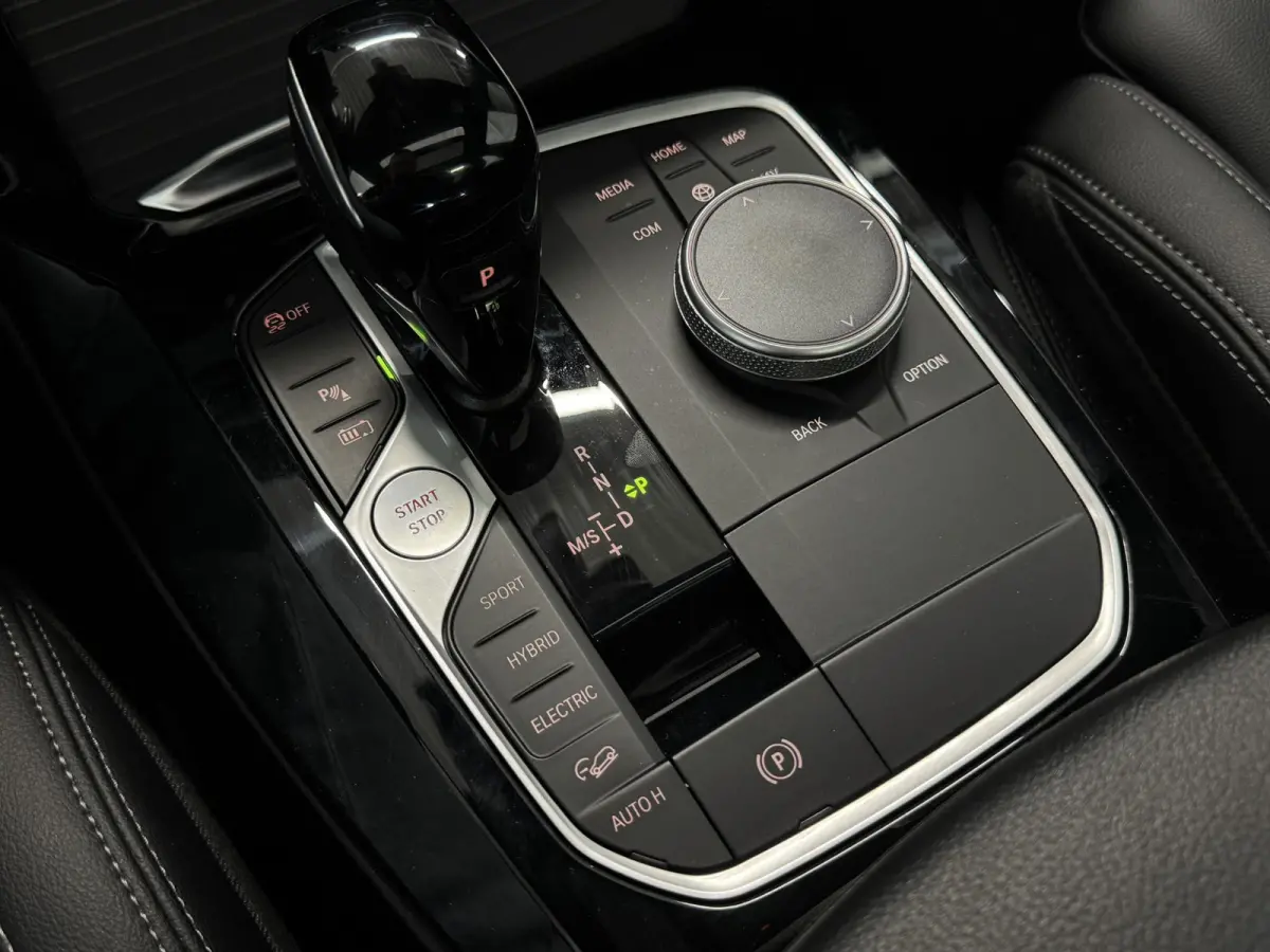 xDrive30e High Executive | M Sport | Pano | Camera | Navi | Leer | Elektr. Stoel + Memory | Navi ( Vestiging - Vianen )