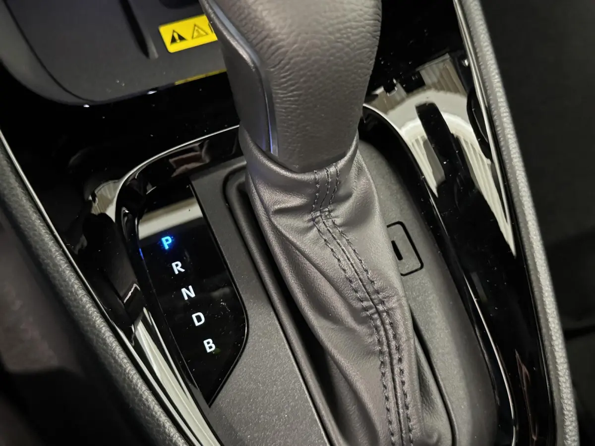 1.5 Hybrid 130pk Automaat Dynamic | NIEUW !| LED Verlichting | LM-Velgen |  Car play | | Camera | Climate Control | Stoel/Stuurwiel verwarming |  ( Vestiging - Vianen Tel: 0347-371248 )