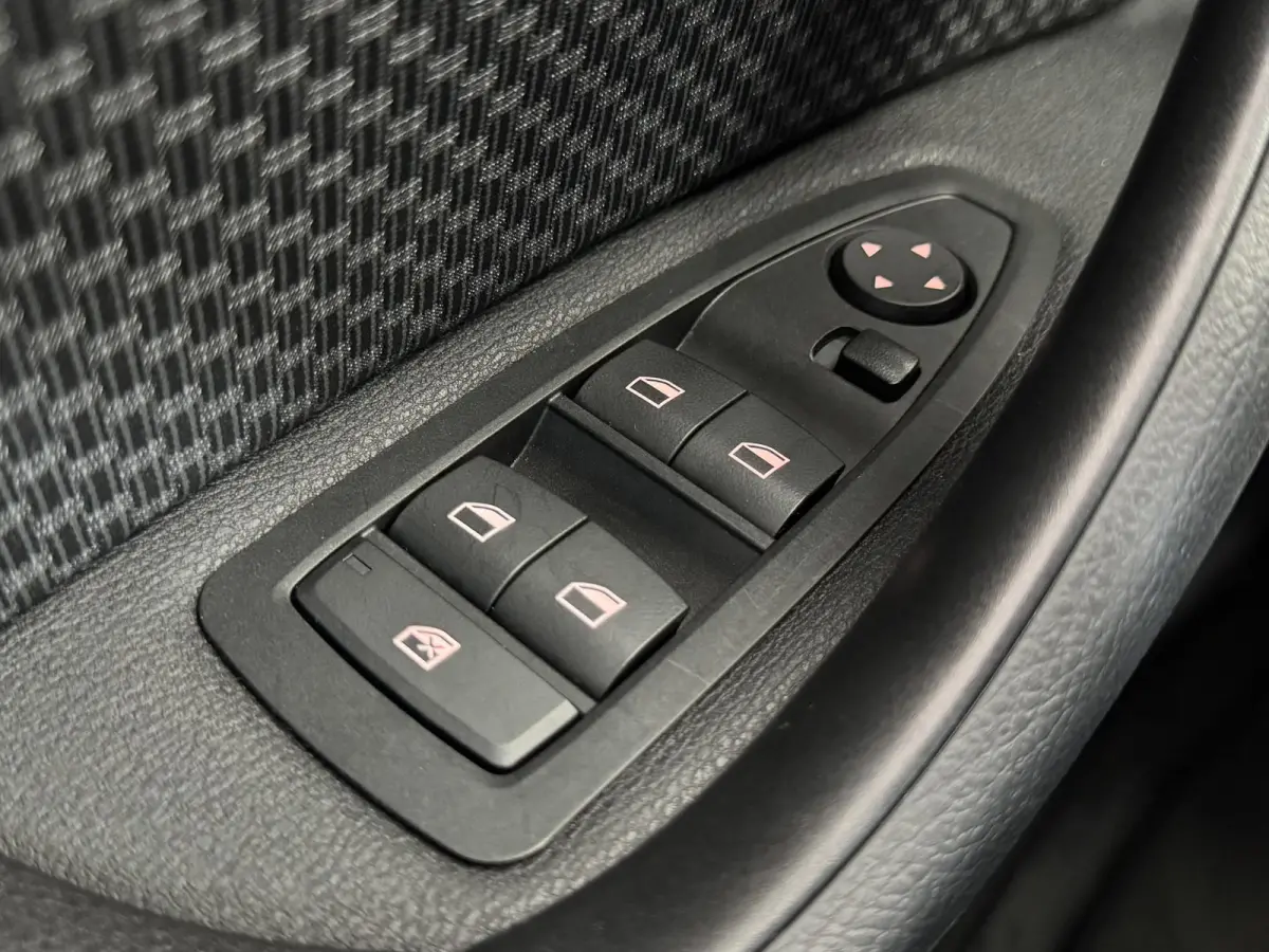 sDrive18iA High Executive | Cruise Control | Camera | Navigatie | Stoelverwarming | LM-Velgen | Climate Control | Elektrisch bedienbare Achterklep | PDC | LED Verlichting ( Vestiging - Viane