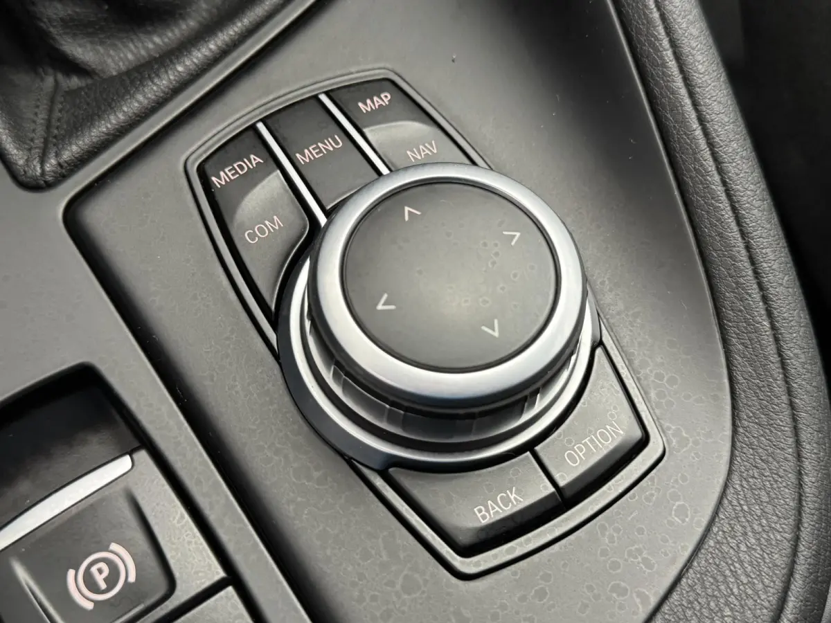 sDrive18iA High Executive | Cruise Control | Camera | Navigatie | Stoelverwarming | LM-Velgen | Climate Control | Elektrisch bedienbare Achterklep | PDC | LED Verlichting ( Vestiging - Viane