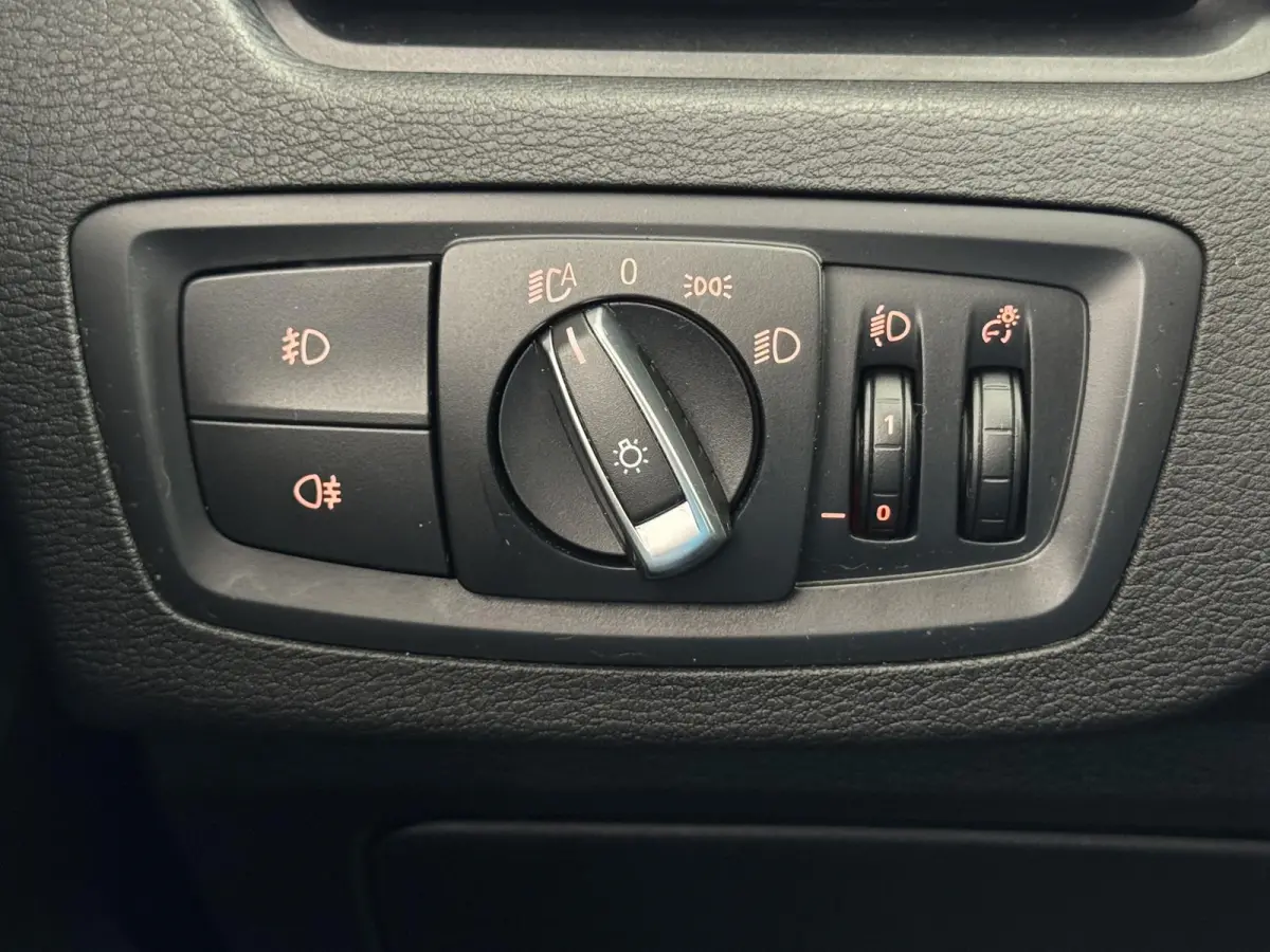 sDrive18iA High Executive | Cruise Control | Camera | Navigatie | Stoelverwarming | LM-Velgen | Climate Control | Elektrisch bedienbare Achterklep | PDC | LED Verlichting ( Vestiging - Viane