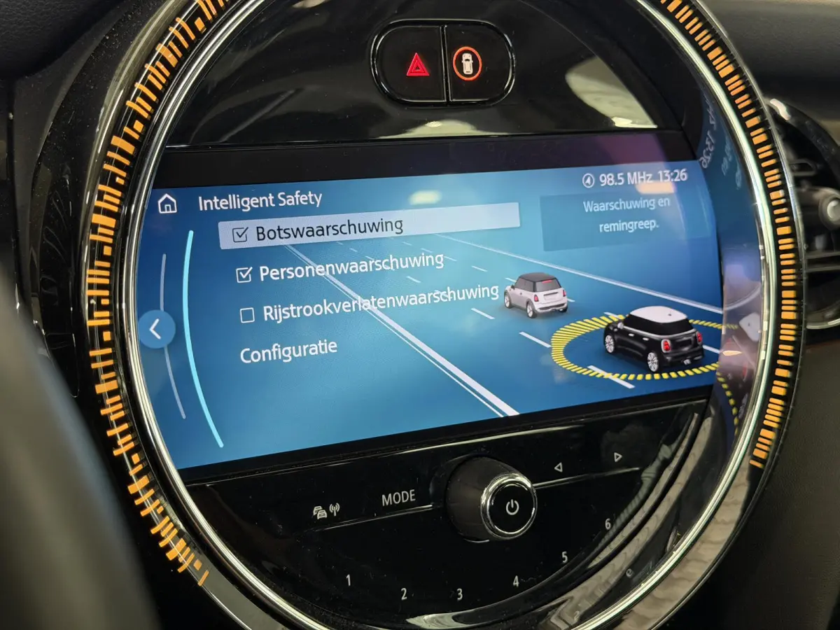 1.5 Cooper Yours | Pano | Leer | Stoelverw. | HUD | Navi | LED | Camera ( Vestiging - Nieuwegein )