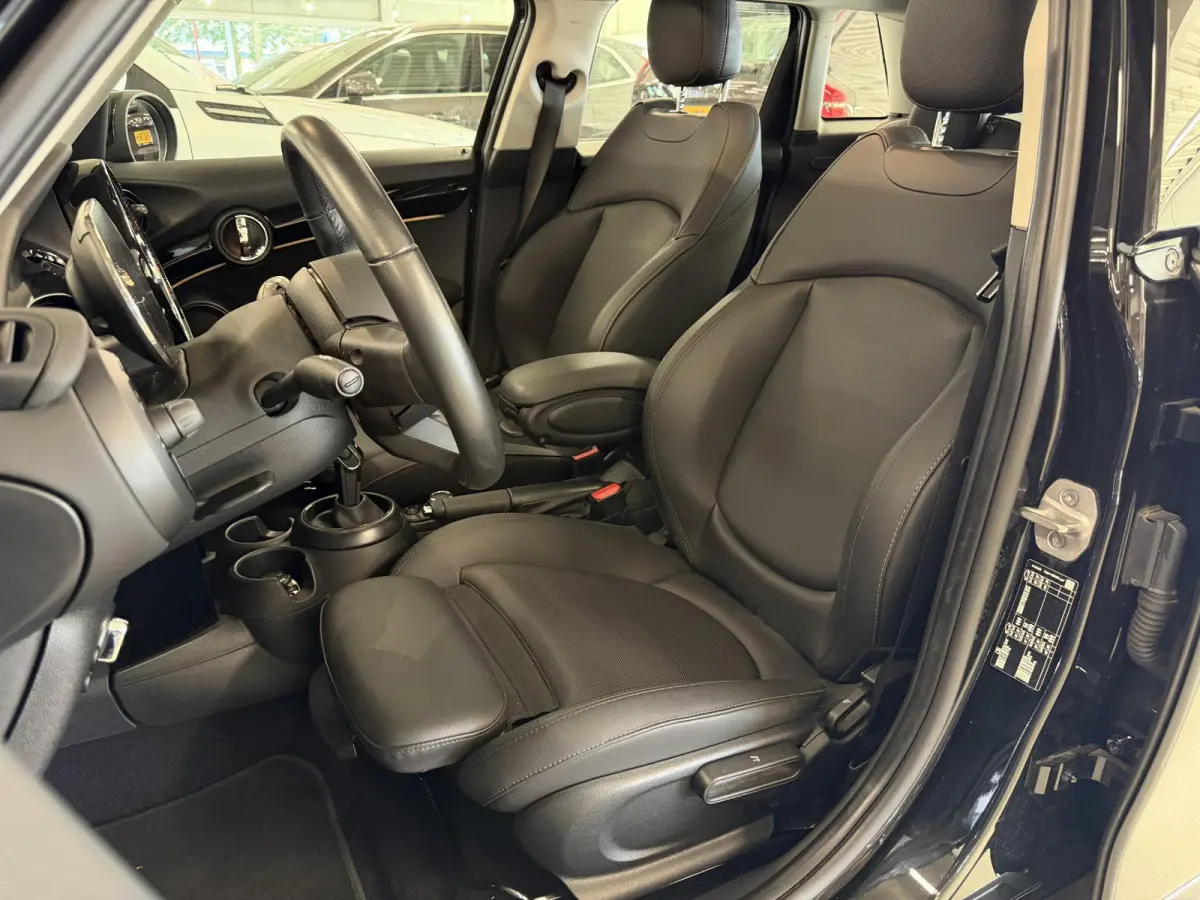 1.5 Cooper Yours | Pano | Leer | Stoelverw. | HUD | Navi | LED | Camera ( Vestiging - Nieuwegein )