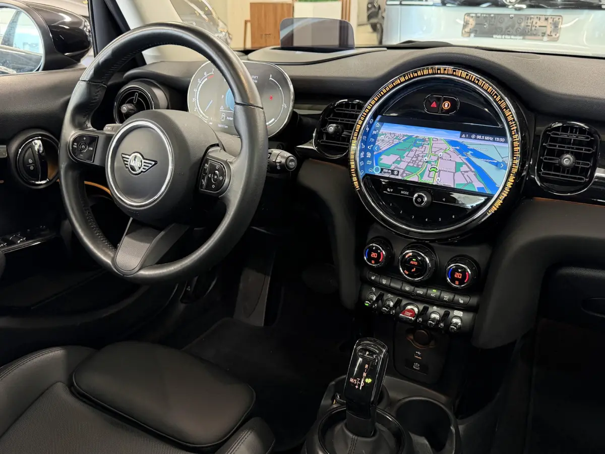 1.5 Cooper Yours | Pano | Leer | Stoelverw. | HUD | Navi | LED | Camera ( Vestiging - Nieuwegein )