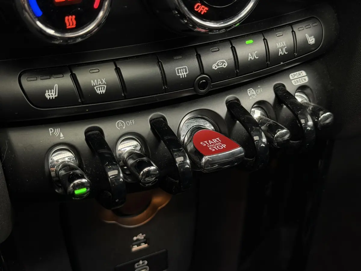 1.5 Cooper Yours | Pano | Leer | Stoelverw. | HUD | Navi | LED | Camera ( Vestiging - Nieuwegein )
