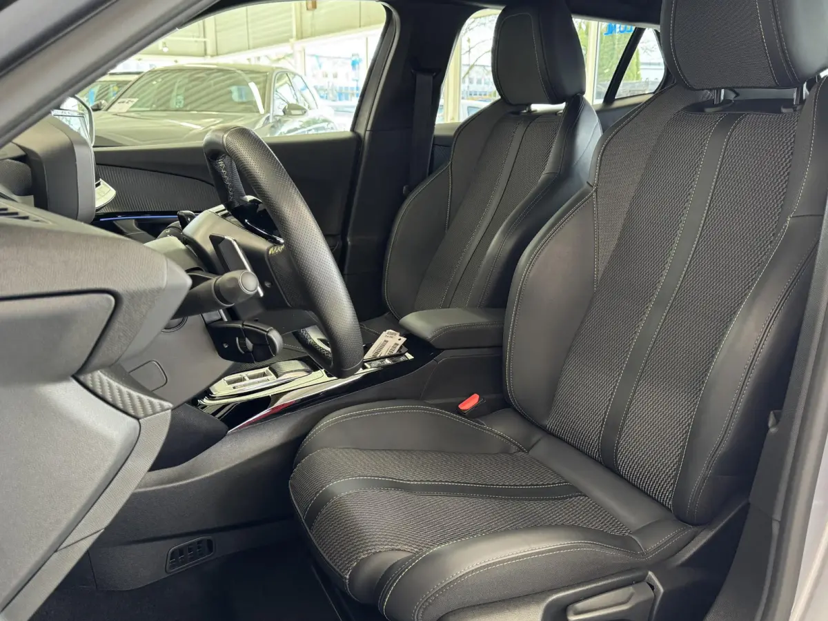 1.2 Hybrid 145 GT | Automaat |145PK | Airco-Ecc | LM-Velgen | PDC | Navigatie | Camera | Cruise | Carplay | DAB | ( Vestiging - Vianen Tel:0347-371248 )