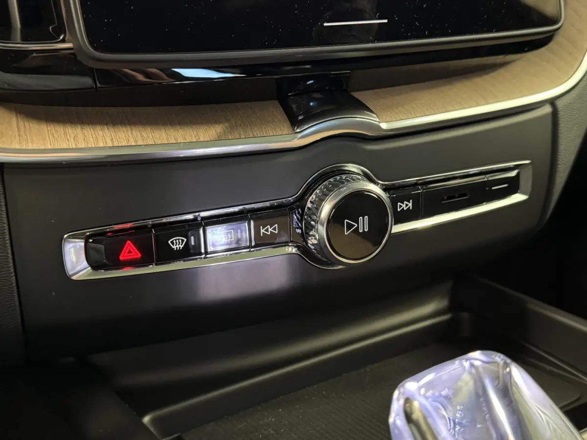 2.0 T8 Plug-in hybrid AWD Ultra Dark | Facelift | Pano | 360 Camera | Leer | Winterpakket | Harman Kardon ( Vestiging - Vianen )