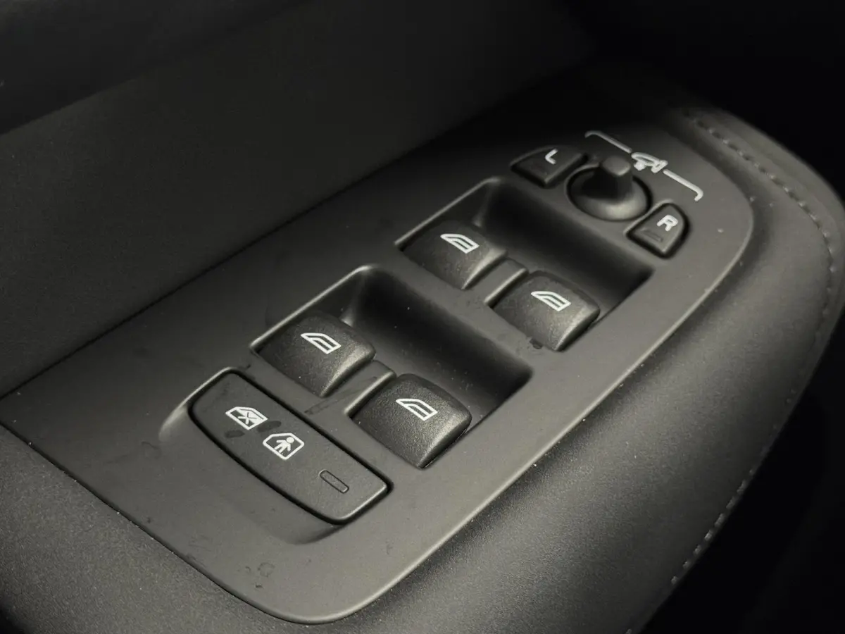 2.0 T8 Plug-in hybrid AWD Ultra Dark | Facelift | Pano | 360 Camera | Leer | Winterpakket | Harman Kardon ( Vestiging - Vianen )