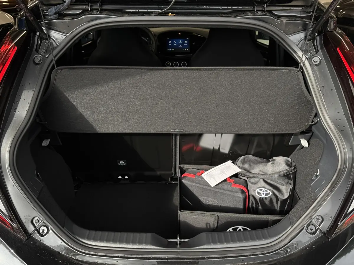 1.0 VVT-i MT Play | NIEUW! | Airco | ACC | Camera | Stoelverwarming | DAB | ( Vestiging - Nieuwegein )