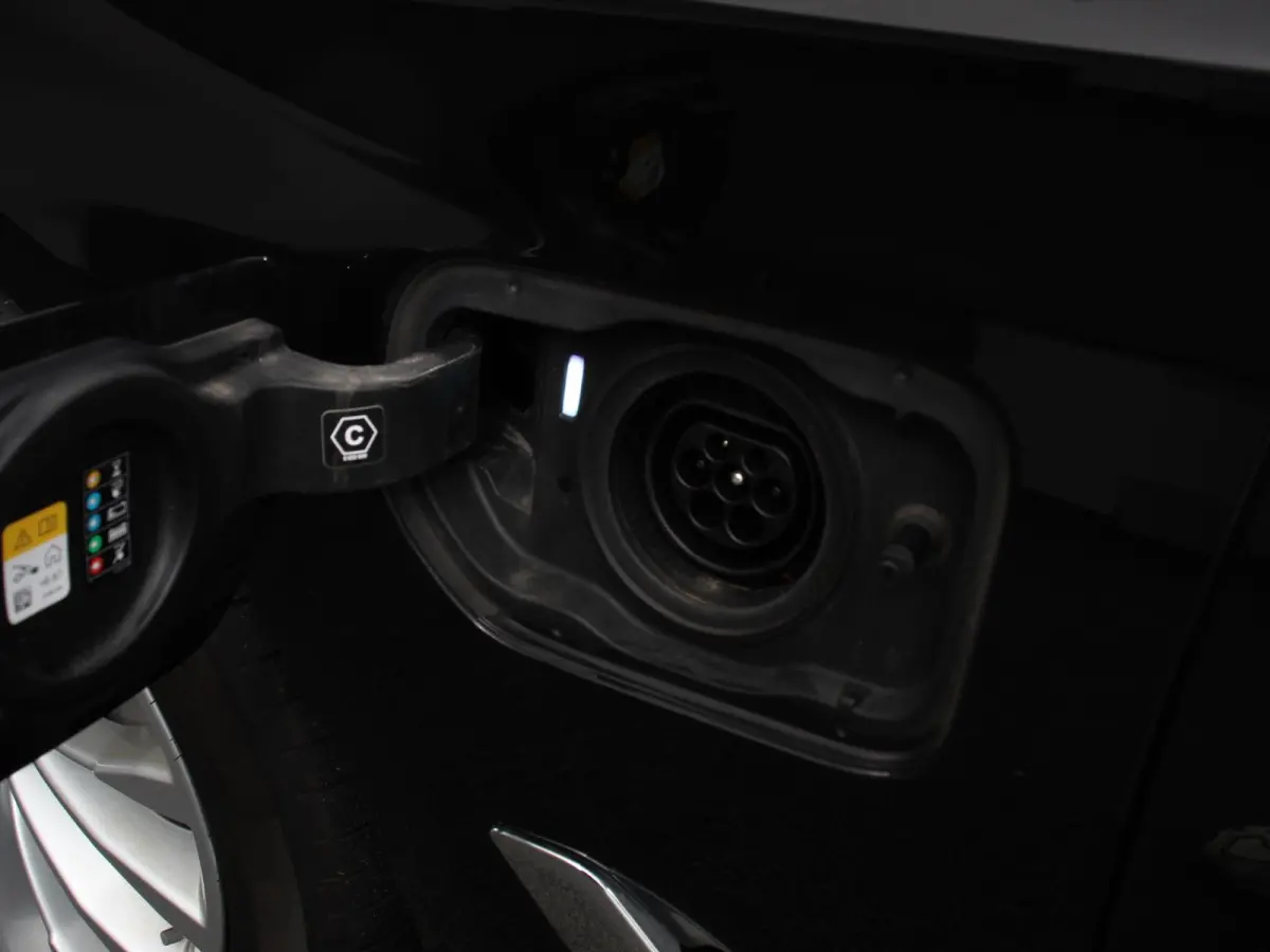 530e Business PHEV AUTOMAAT Adaptieve cruise control LED Leder Navigatie Stoelverwarming Achteruitrijcamera Sfeerverlichting Lane assist Climate control Apple Carplay/ Android Auto