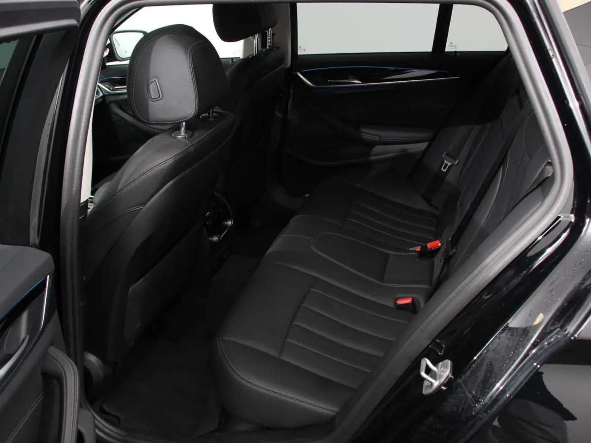 530e Business PHEV AUTOMAAT Adaptieve cruise control LED Leder Navigatie Stoelverwarming Achteruitrijcamera Sfeerverlichting Lane assist Climate control Apple Carplay/ Android Auto