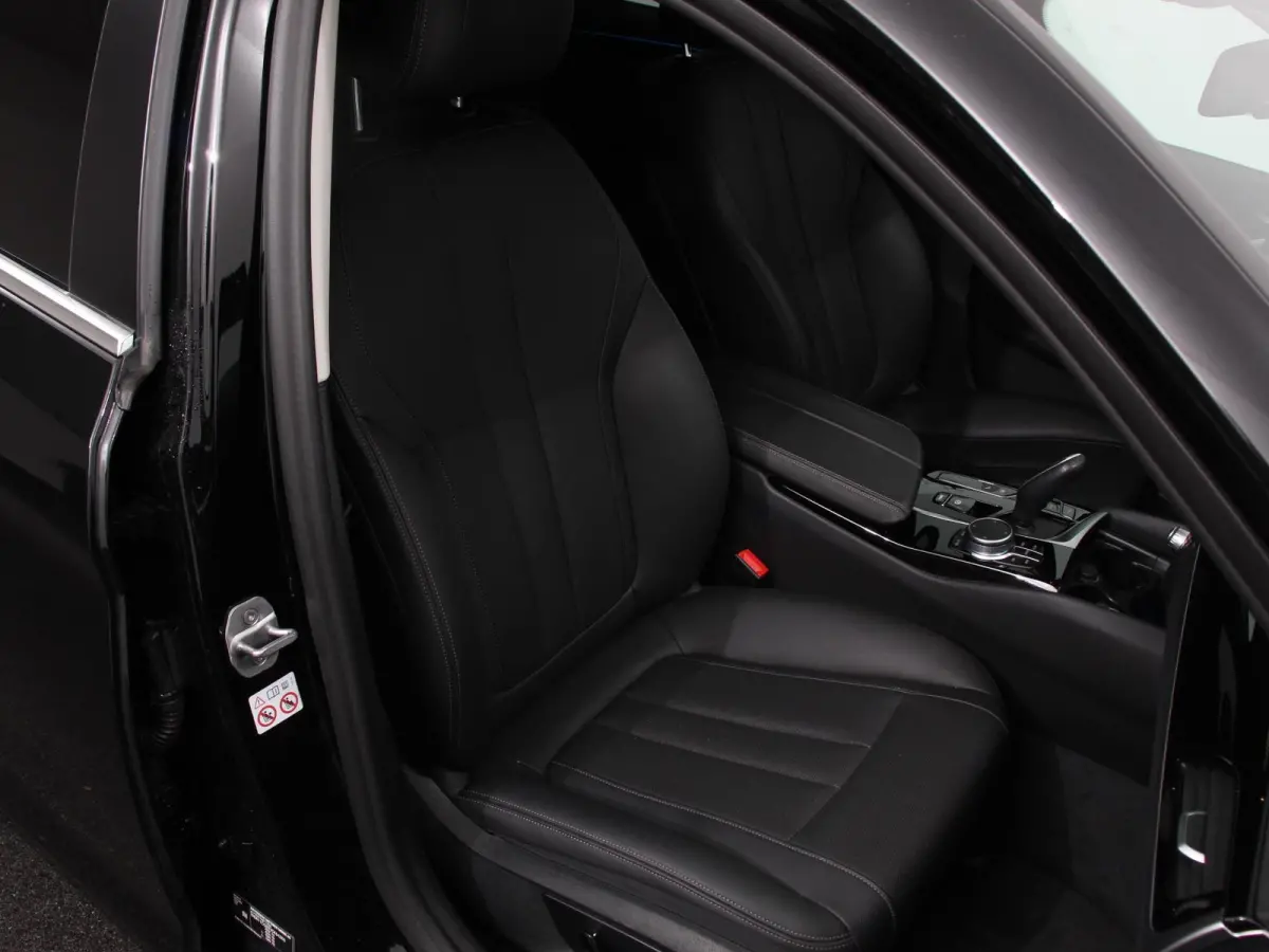 530e Business PHEV AUTOMAAT Adaptieve cruise control LED Leder Navigatie Stoelverwarming Achteruitrijcamera Sfeerverlichting Lane assist Climate control Apple Carplay/ Android Auto